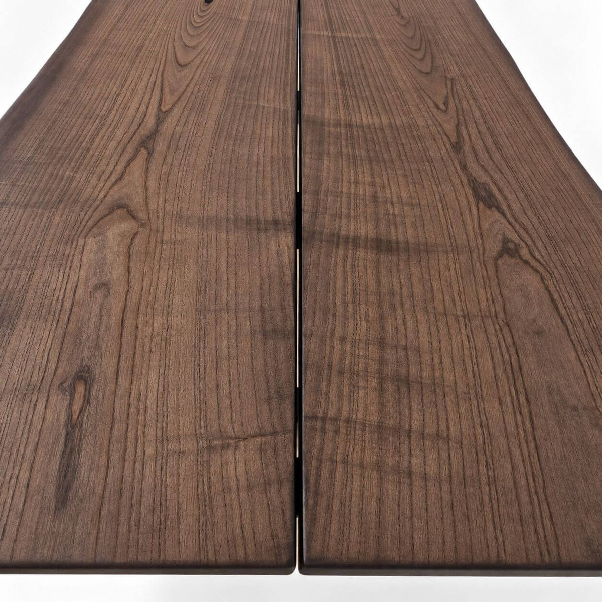 Detalje af naturlig kant på massiv bordplade i asketræ