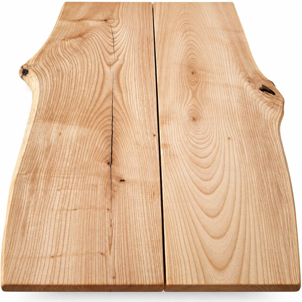 Naturlig kant og mellemrum mellem planker på massivt askebord