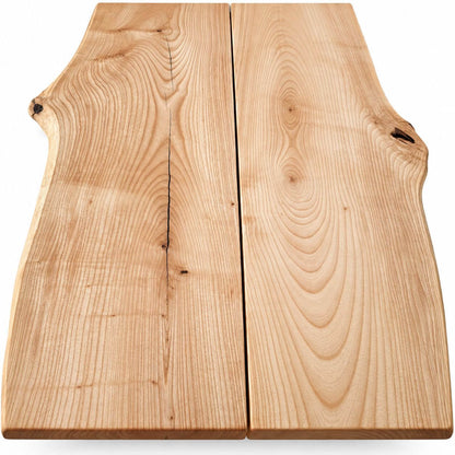 Naturlig kant og mellemrum mellem planker på massivt askebord