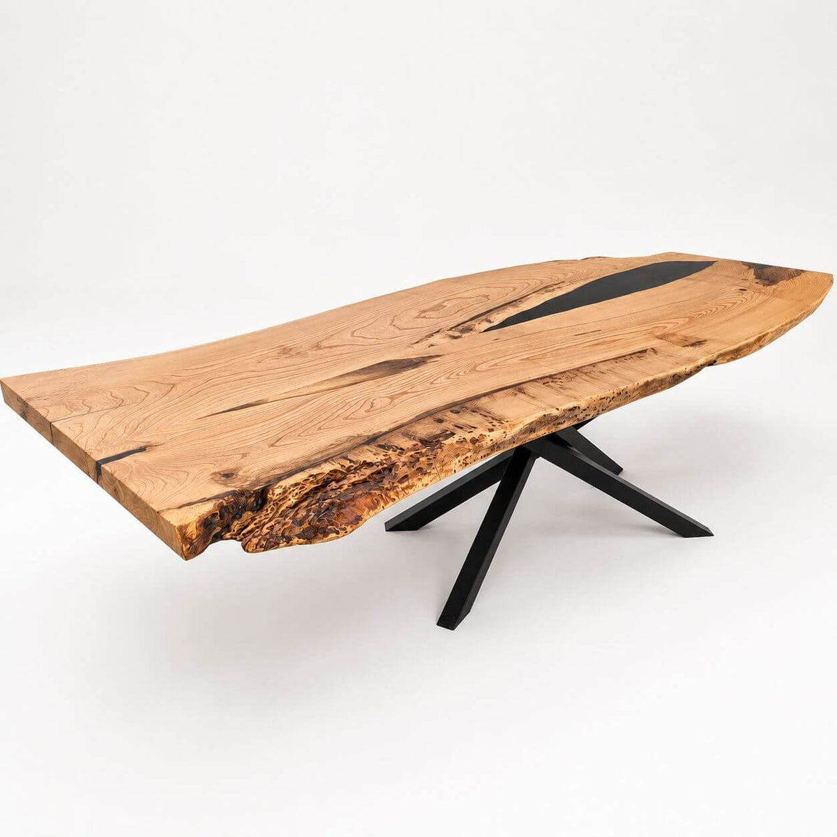 Håndlavet plankebord i ask med rustik naturkant og sort epoxy