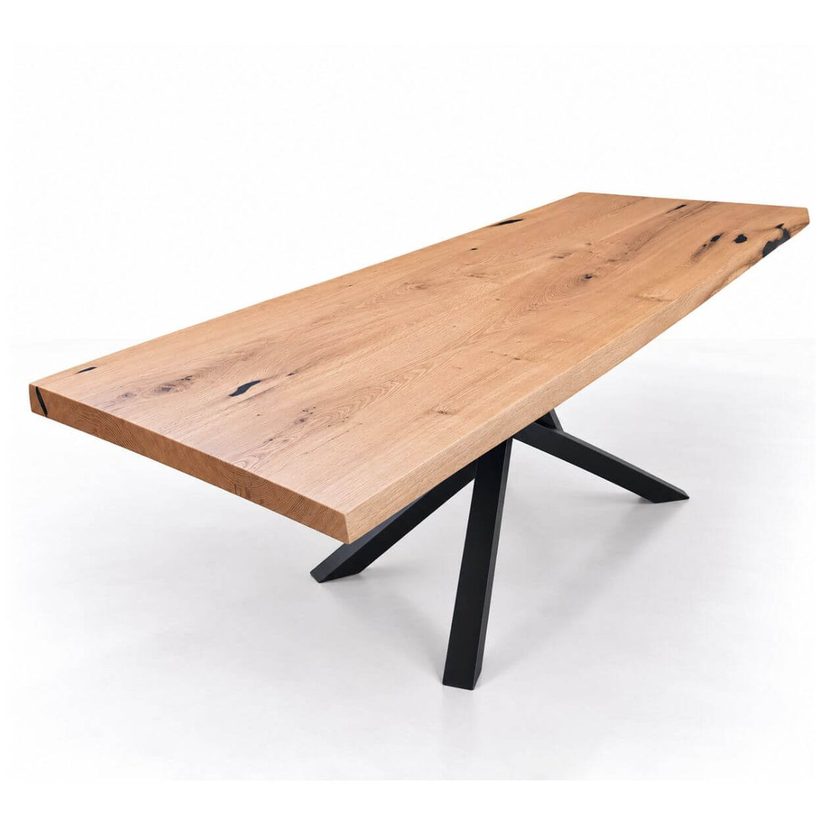 Egetræ plankebord 250 cm med naturkant og mat lakeret overflade