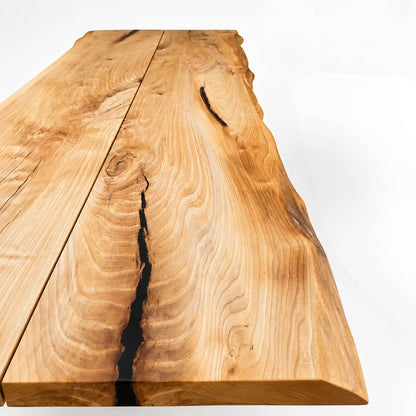 Overflade på 280 cm plankebord i massiv elm med naturlige revner