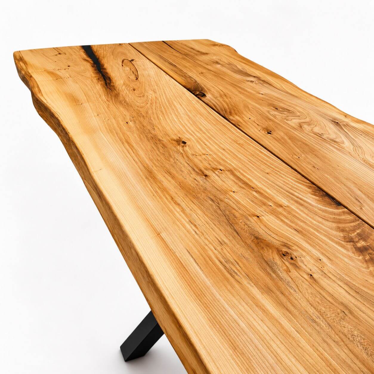 Detalje af træstruktur og åretegning på plankebord i massiv elm