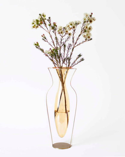 Dekorativ glasvase i glas og messing med tørrede blomster i skandinavisk design.