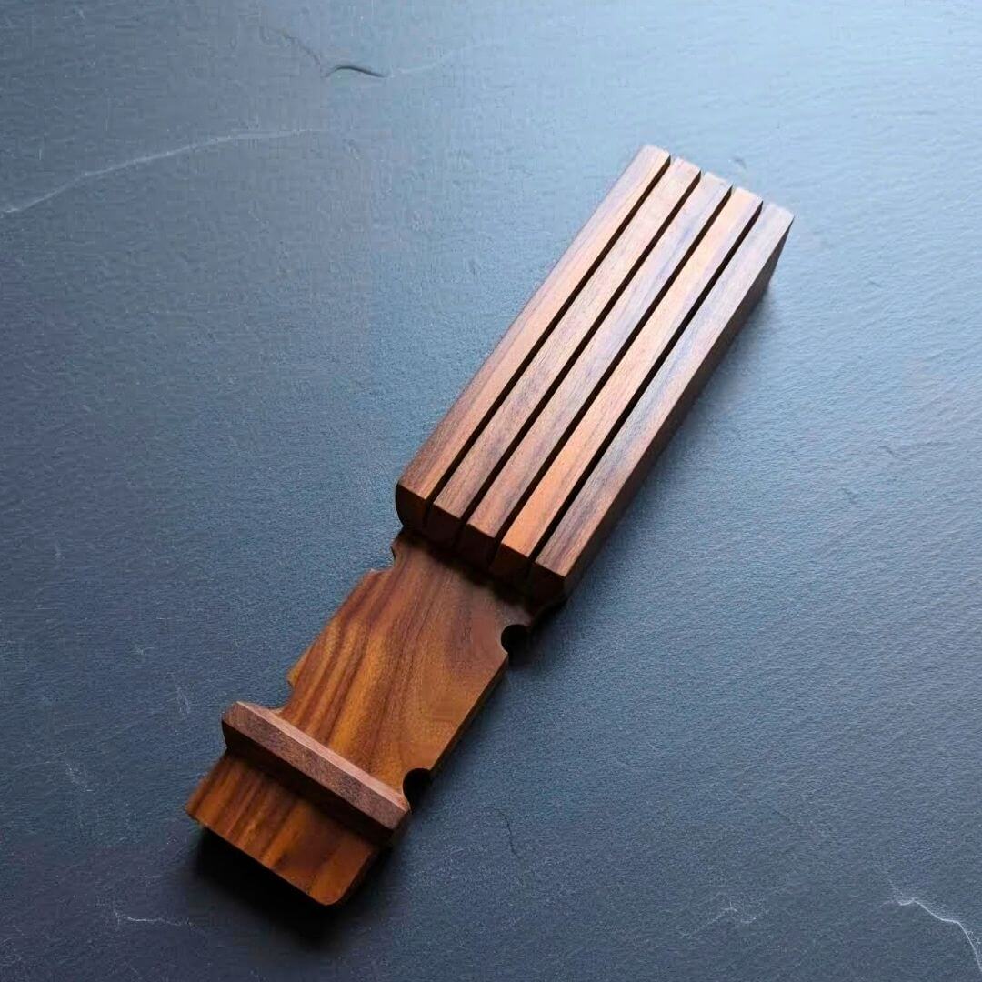 Knivblok til skuffe i massivt valnøddetræ med plads til 5 køkkenknive – håndlavet knivholder i eksklusivt design.