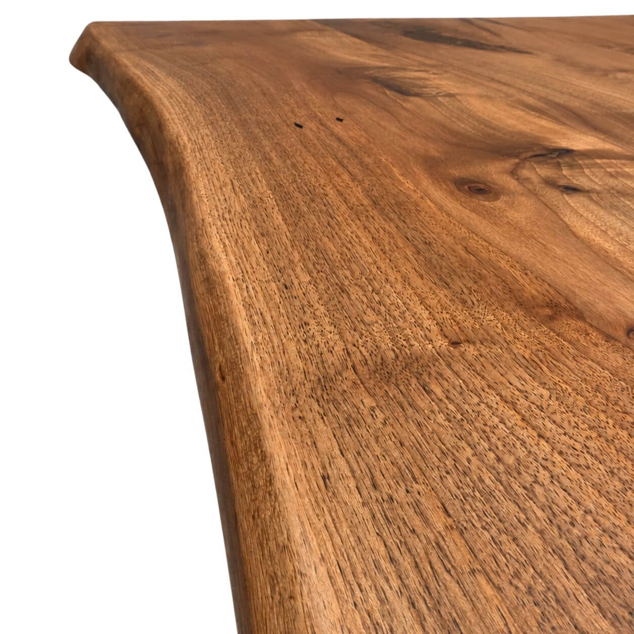 Detalje af naturkant på plankebord i europæisk valnød