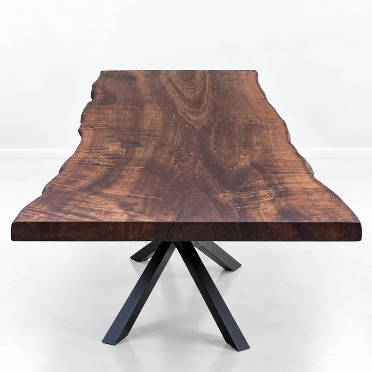 Plankebord i pine 250x100 cm set fra enden med kraftig 7 cm bordplade