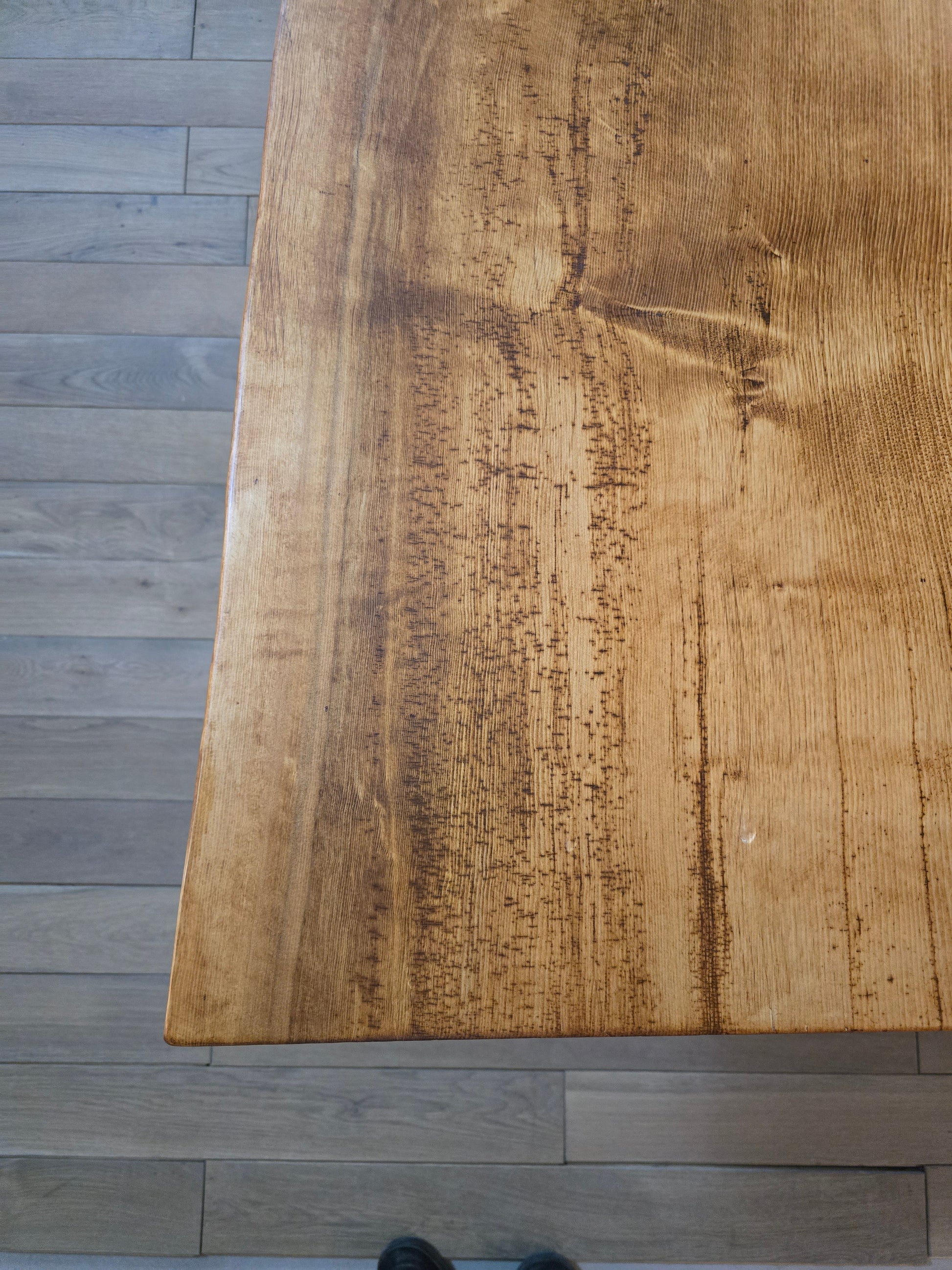 Plankebord i fyrretræ med naturkant og karakterfulde årer, detaljer af kanten