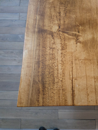 Plankebord i fyrretræ med naturkant og karakterfulde årer, detaljer af kanten