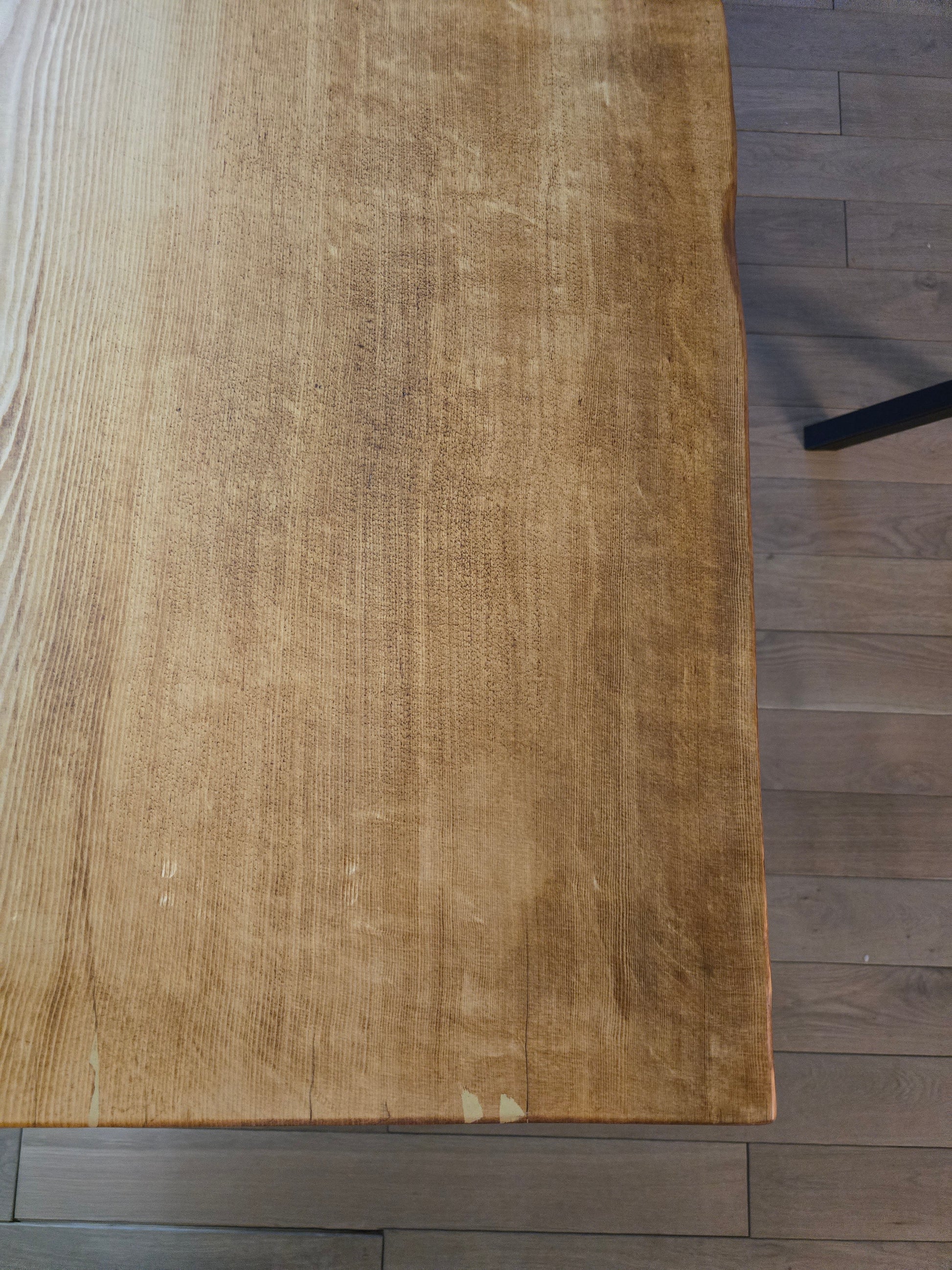 Plankebord i fyrretræ med naturkant og karakterfulde årer, detaljer