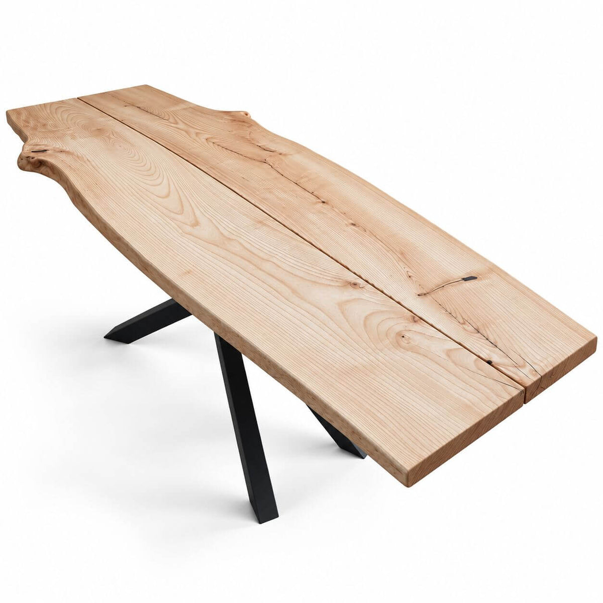 Plankebord i massiv ask med kraftig 6 cm bordplade og mellemrum mellem plankerne