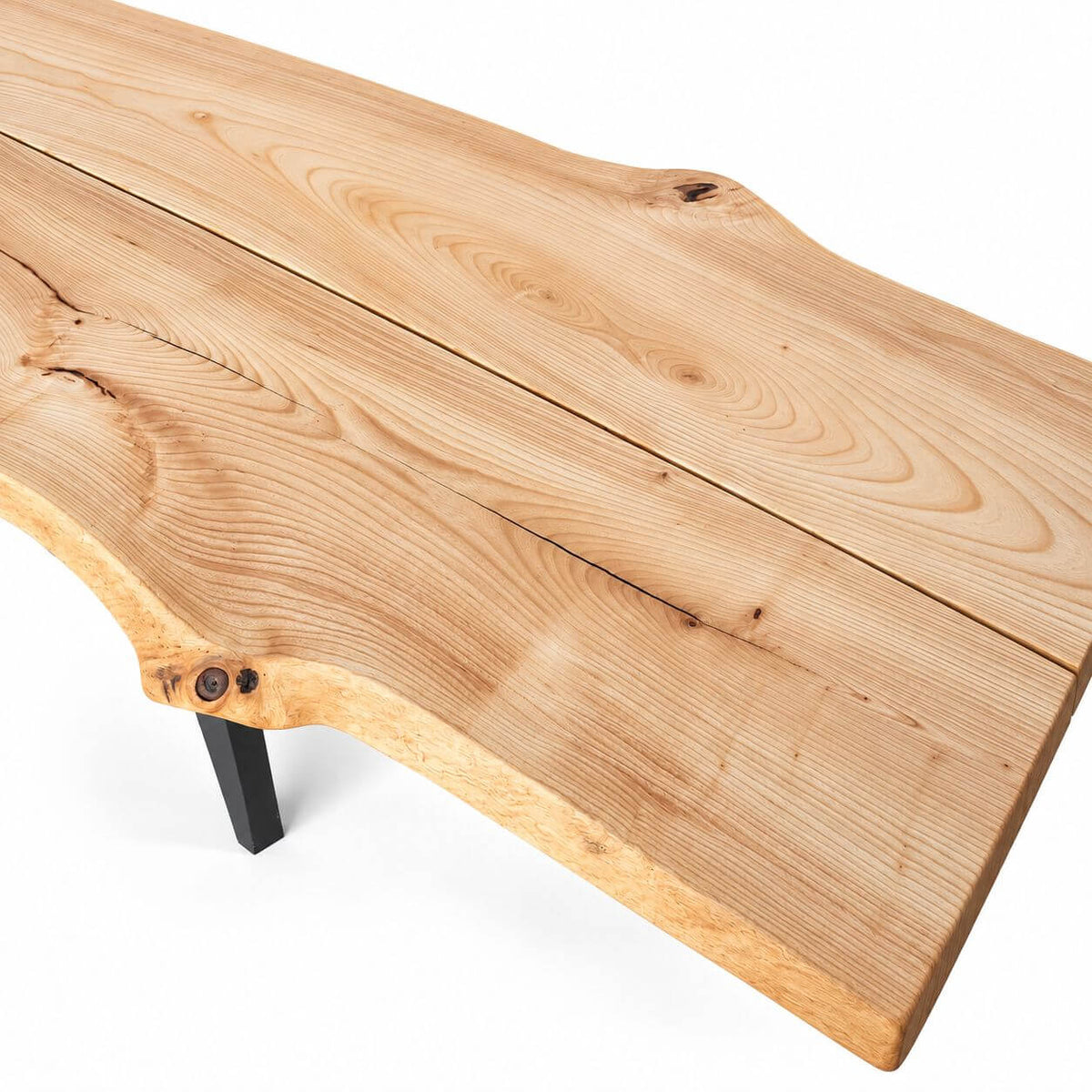 Detalje af naturlig rustik kant på plankebord i massivt asketræ