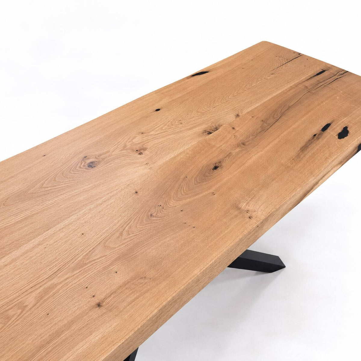 Detalje af naturkant på plankebord i massivt egetræ