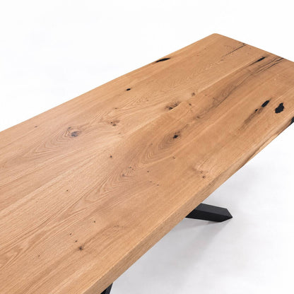 Detalje af naturkant på plankebord i massivt egetræ
