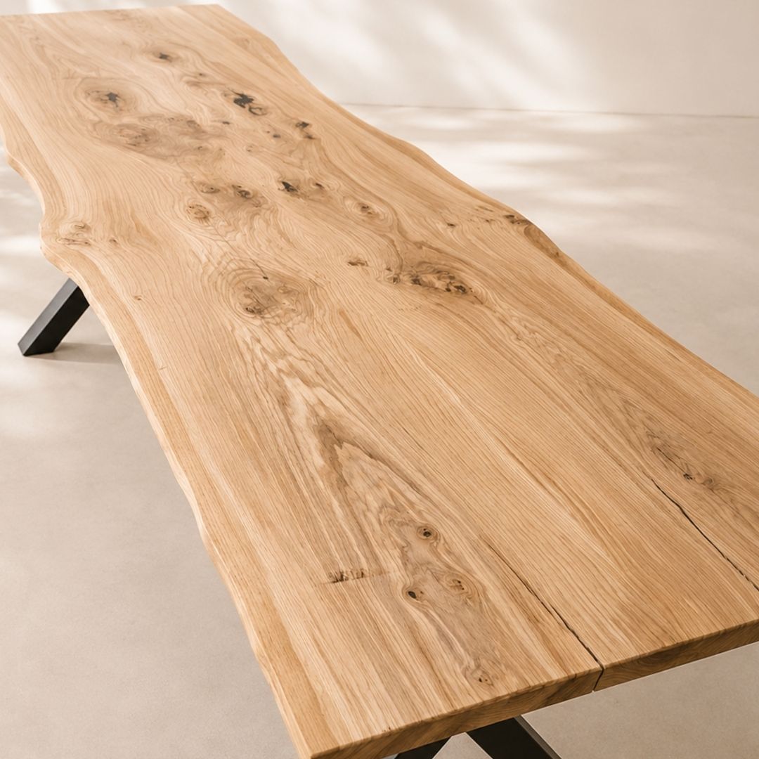 Plankebord i massiv egetræ med naturkant set fra hjørne
