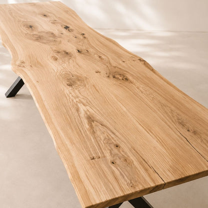 Plankebord i massiv egetræ med naturkant set fra hjørne