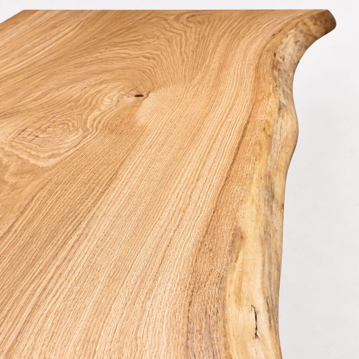 Detalje af naturkant på plankebord i massivt egetræ