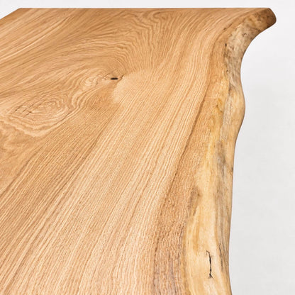 Detalje af naturkant på plankebord i massivt egetræ