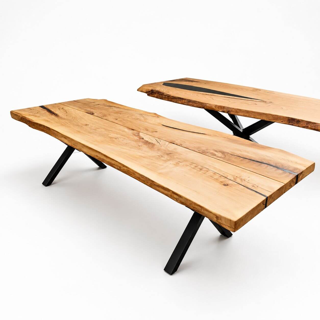 Massivt plankebord i elm 280x100 cm set fra siden med naturkant