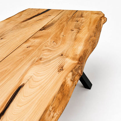 Detalje af massiv elm bordplade med levende naturkant