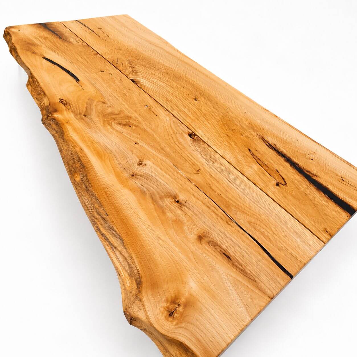 Naturkant og træstruktur på håndlavet plankebord i massiv elm