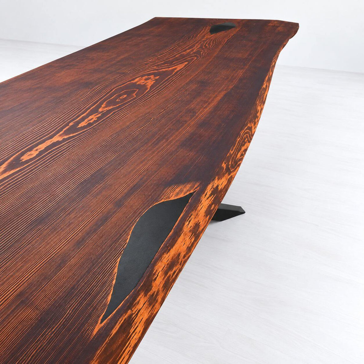 Naturkant på plankebord i massiv fyr med sort epoxy og rustikke detaljer
