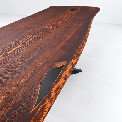 Naturkant på plankebord i massiv fyr med sort epoxy og rustikke detaljer