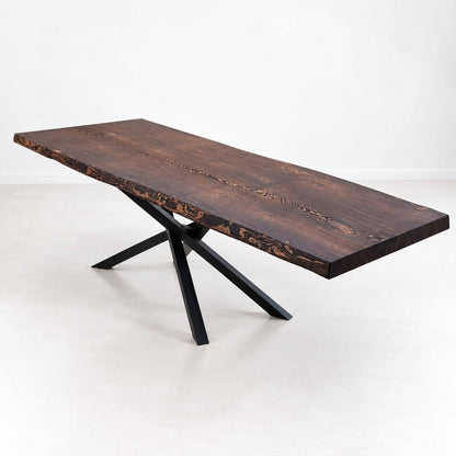 Stort plankebord i massivt fyrretræ 300x100 cm med mørkebrun olie og sorte metalben