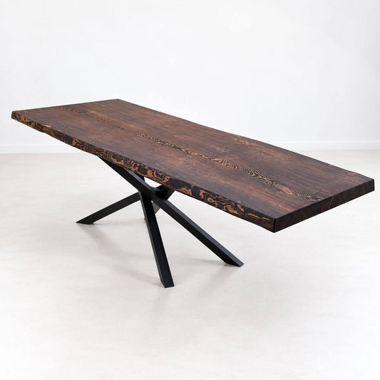 Stort plankebord i massivt fyrretræ 300x100 cm med mørkebrun olie og sorte metalben