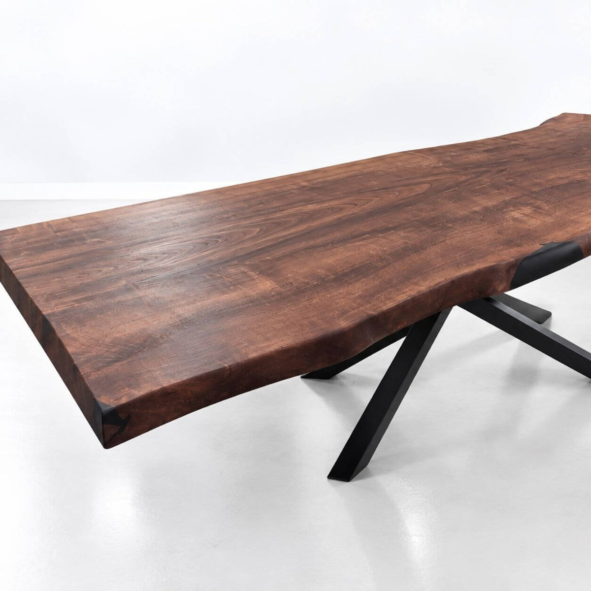 Massivt pinebord med 7 cm tyk bordplade og naturlig kant