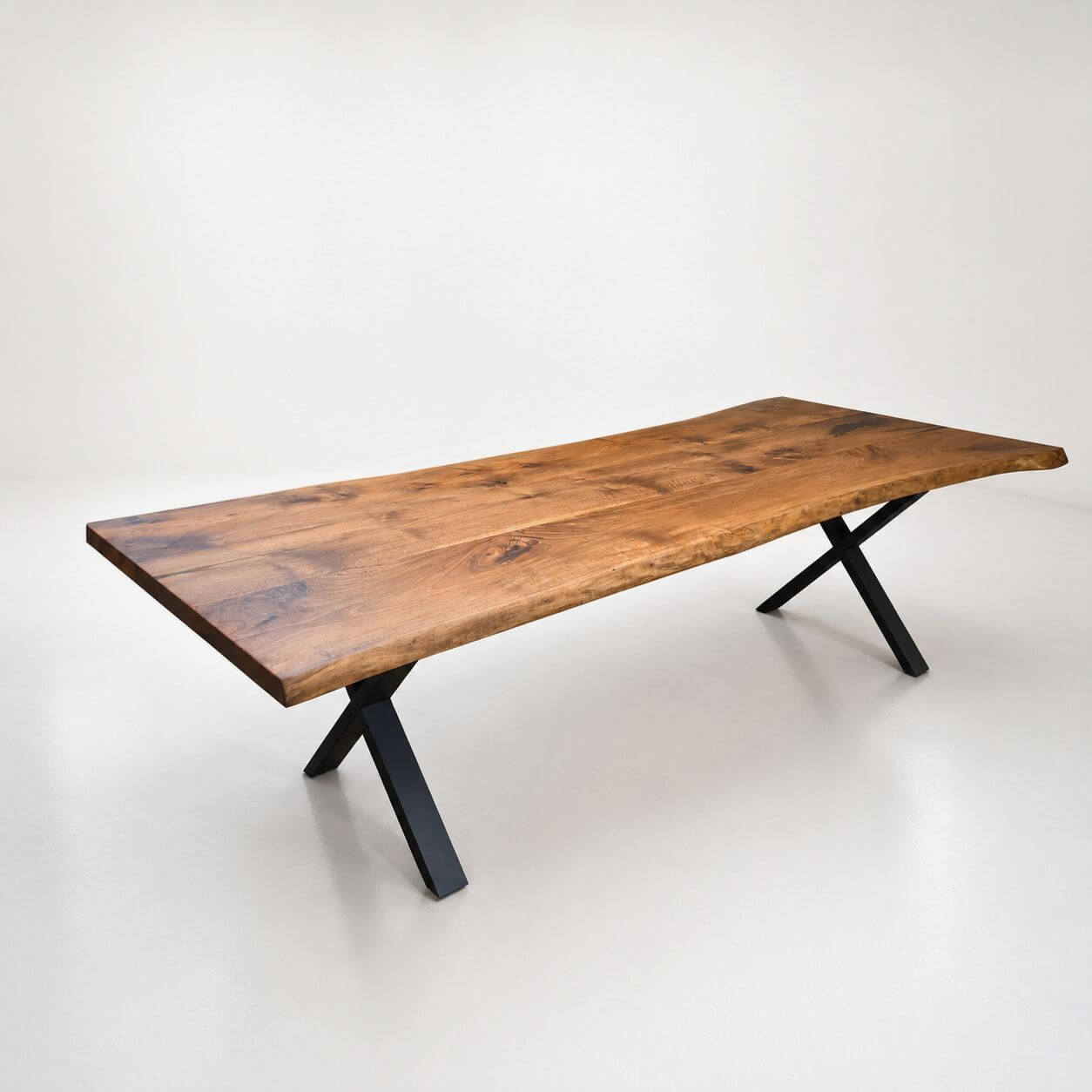Massivt valnødsbord 270 cm med naturlig kant