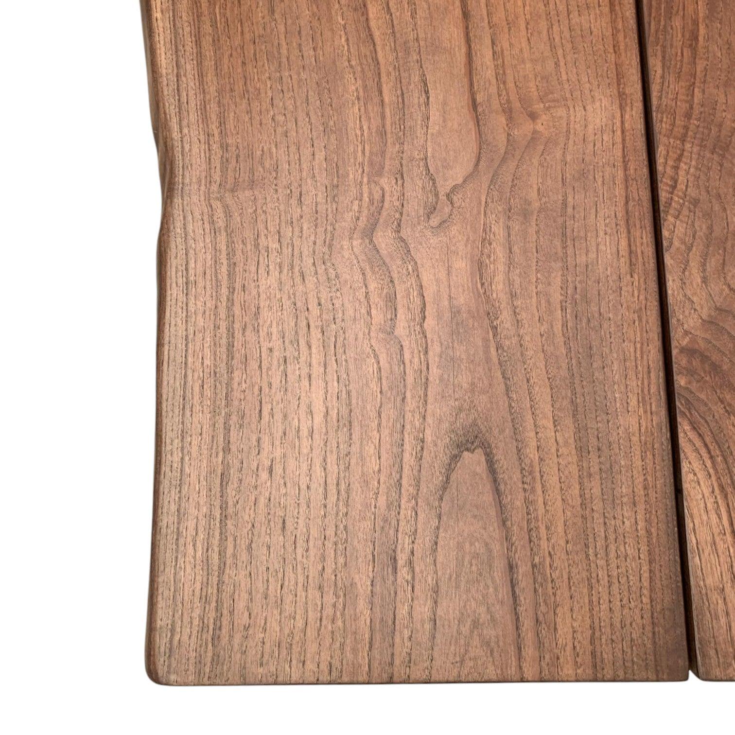 Plankebord i ask udstillet i showroom – håndlavet kvalitet