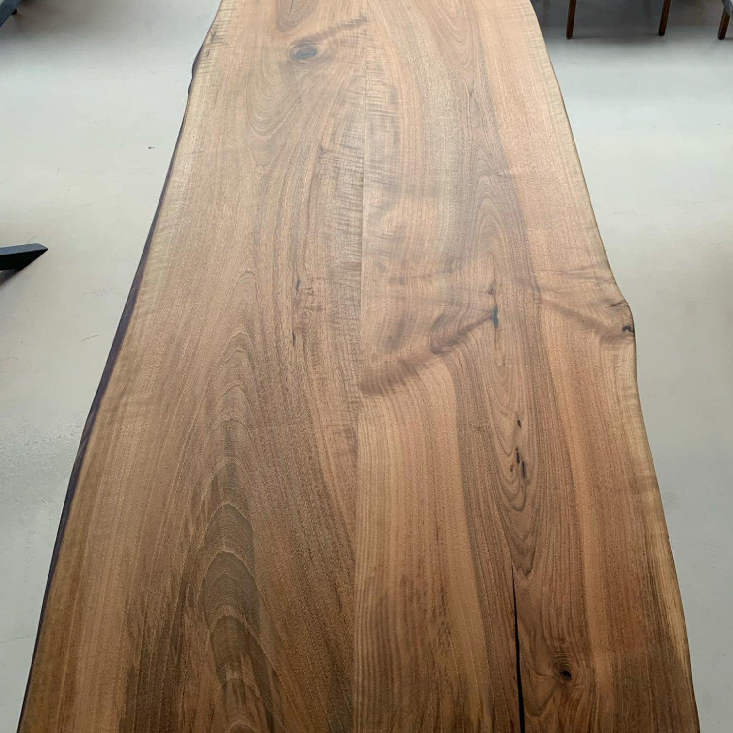 Plankebord i massivt valnøddetræ med naturlige kanter og smukke åretegninger.