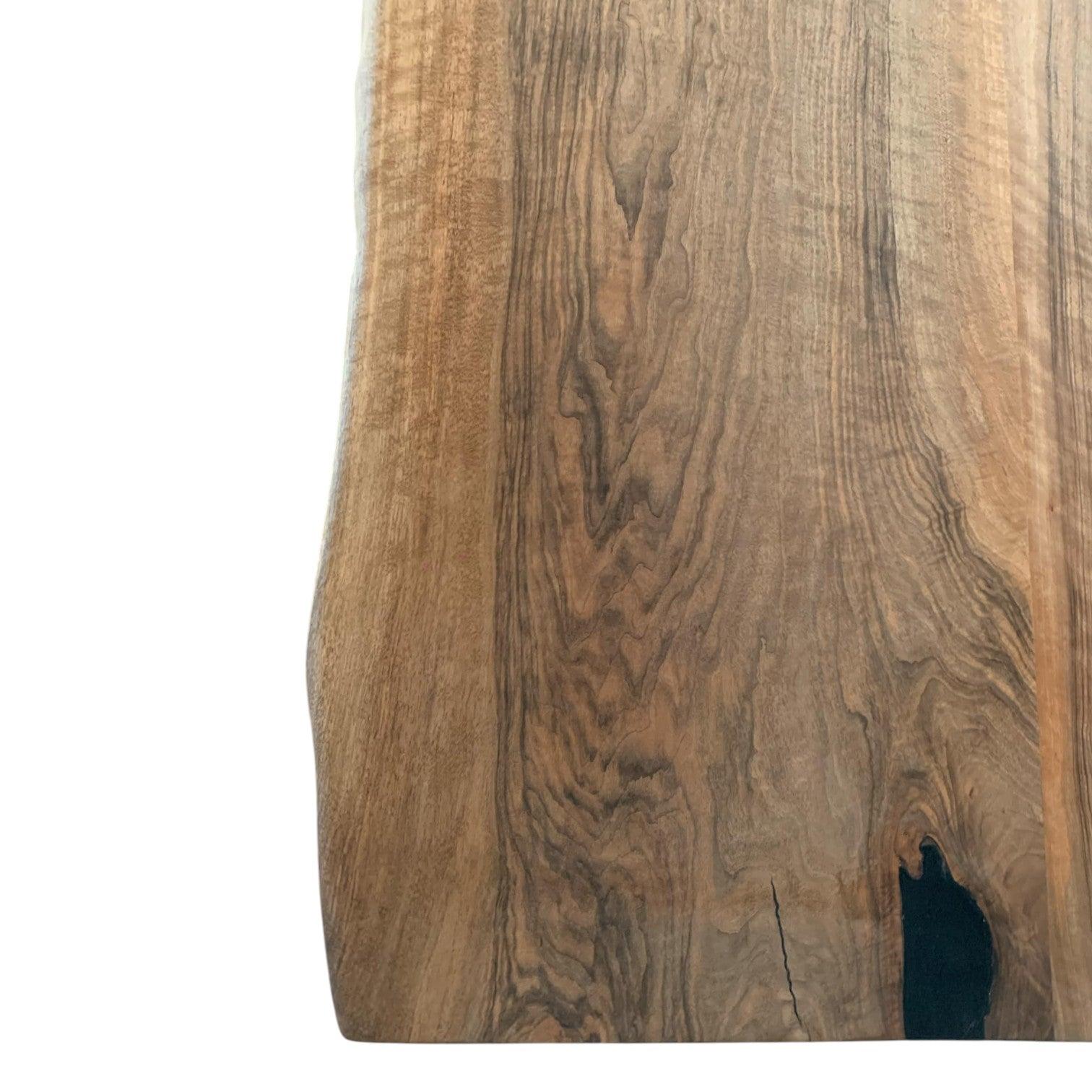 Plankebord i massivt valnøddetræ med naturlige kanter fra TræVerden showroom med detaler.
