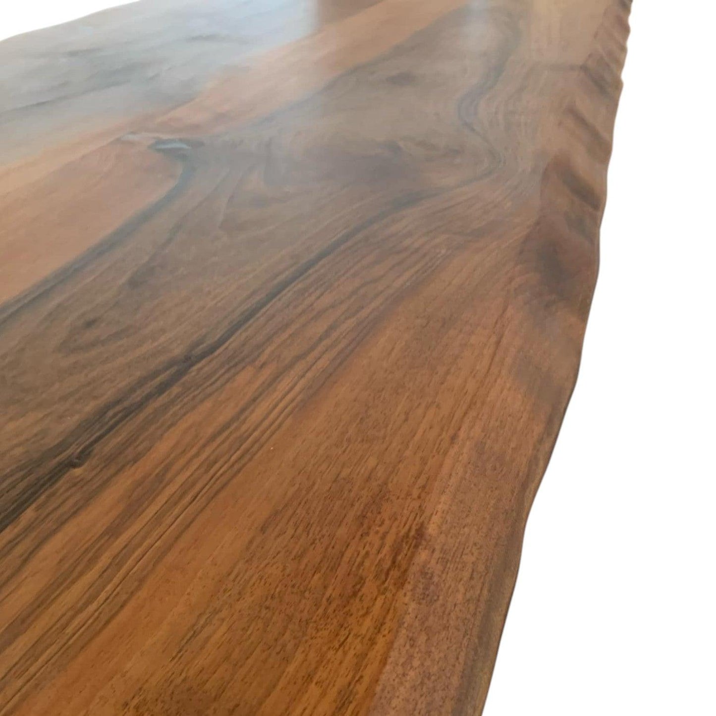 Plankebord i massivt valnød med naturligt åremønster og knaster