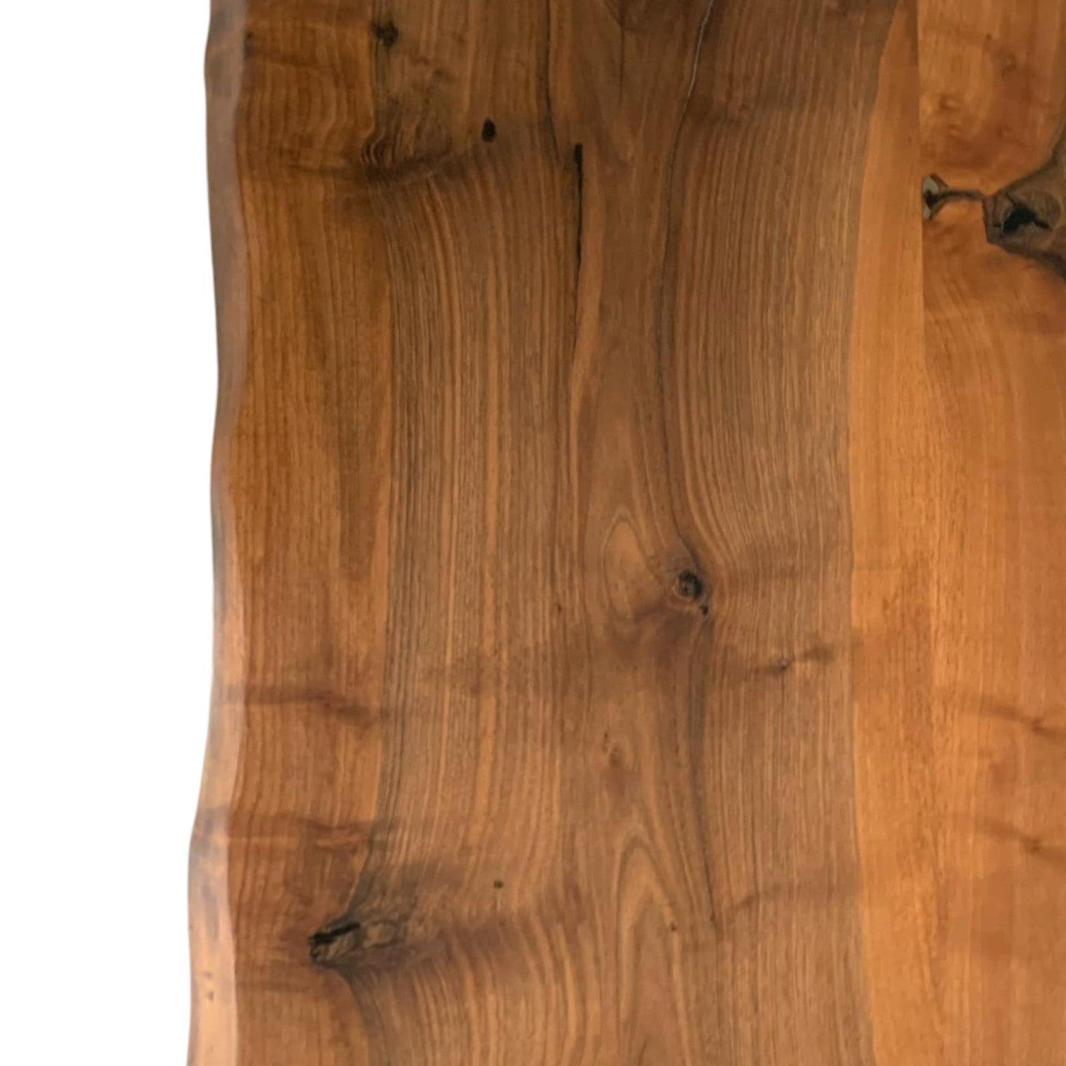 Plankebord i massivt valnøddetræ med naturlige kanter fra showroom.