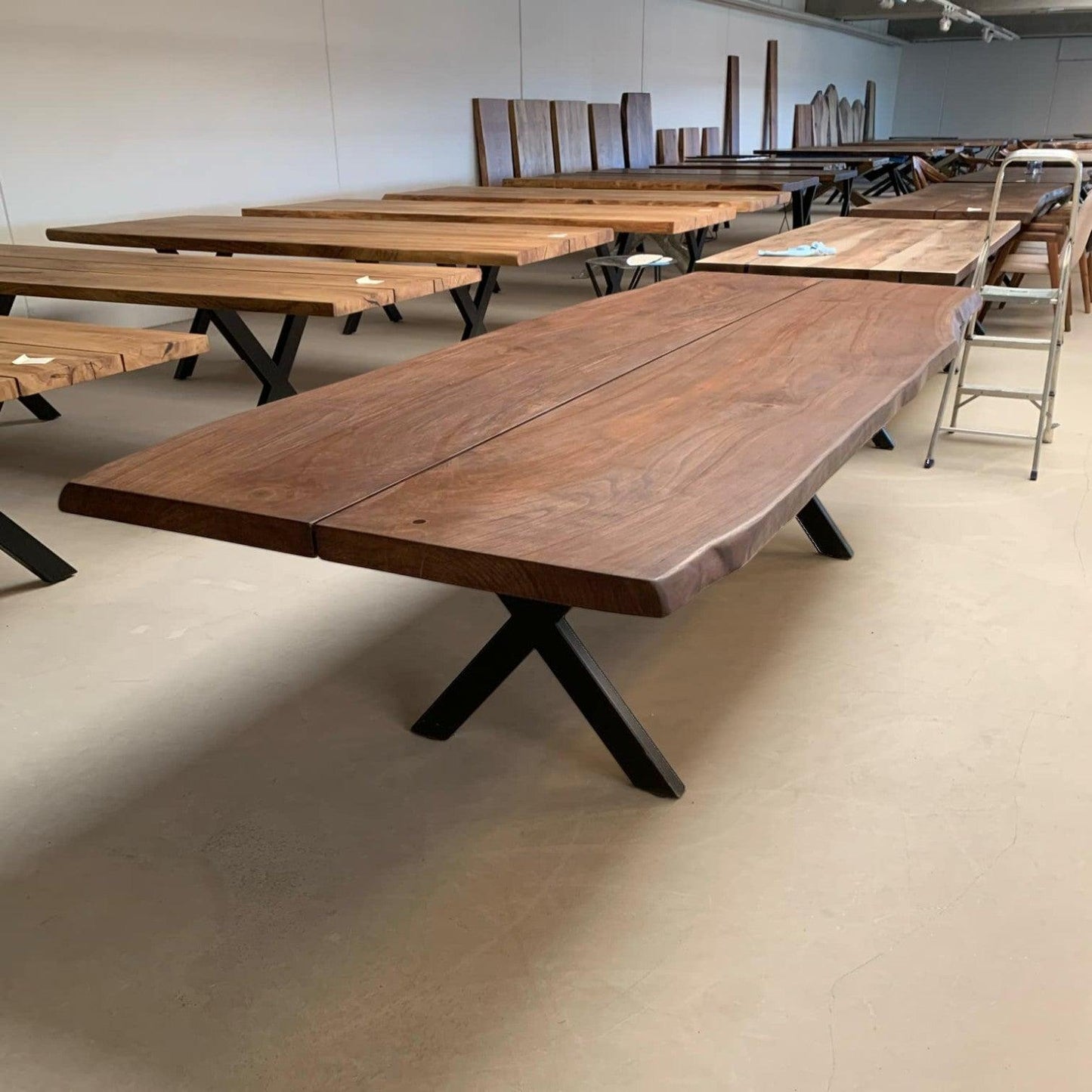 Showroom med plankeborde i massivt ask – TræVerden.dk