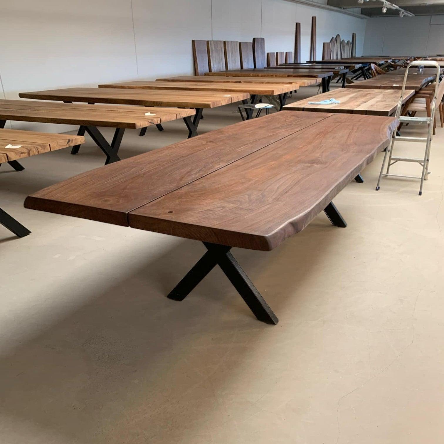 Showroom med plankeborde i massivt ask – TræVerden.dk