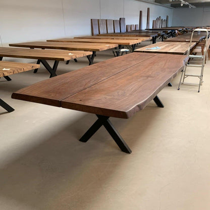 Showroom med plankeborde i massivt ask – TræVerden.dk