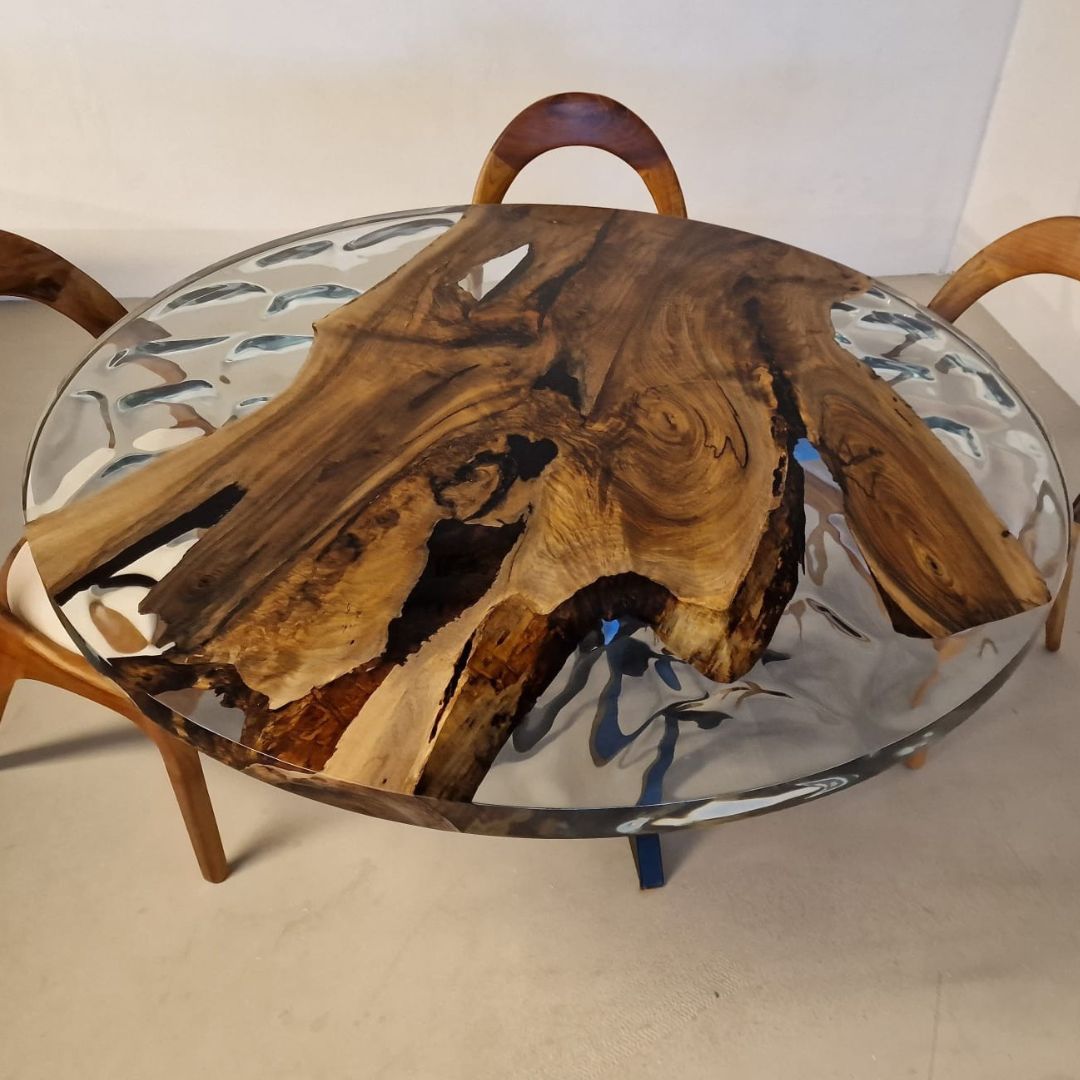Detaljebillede af massiv valnød med klar epoxy og unikke åretegninger.