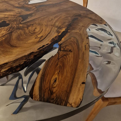 Nærbillede af klar epoxy og massiv valnød på rundt plankebord.