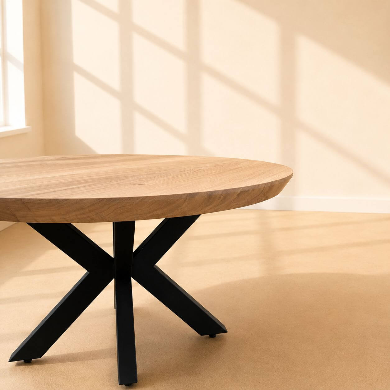 Rundt sofabord i massivt eg med elegant vinkelkant