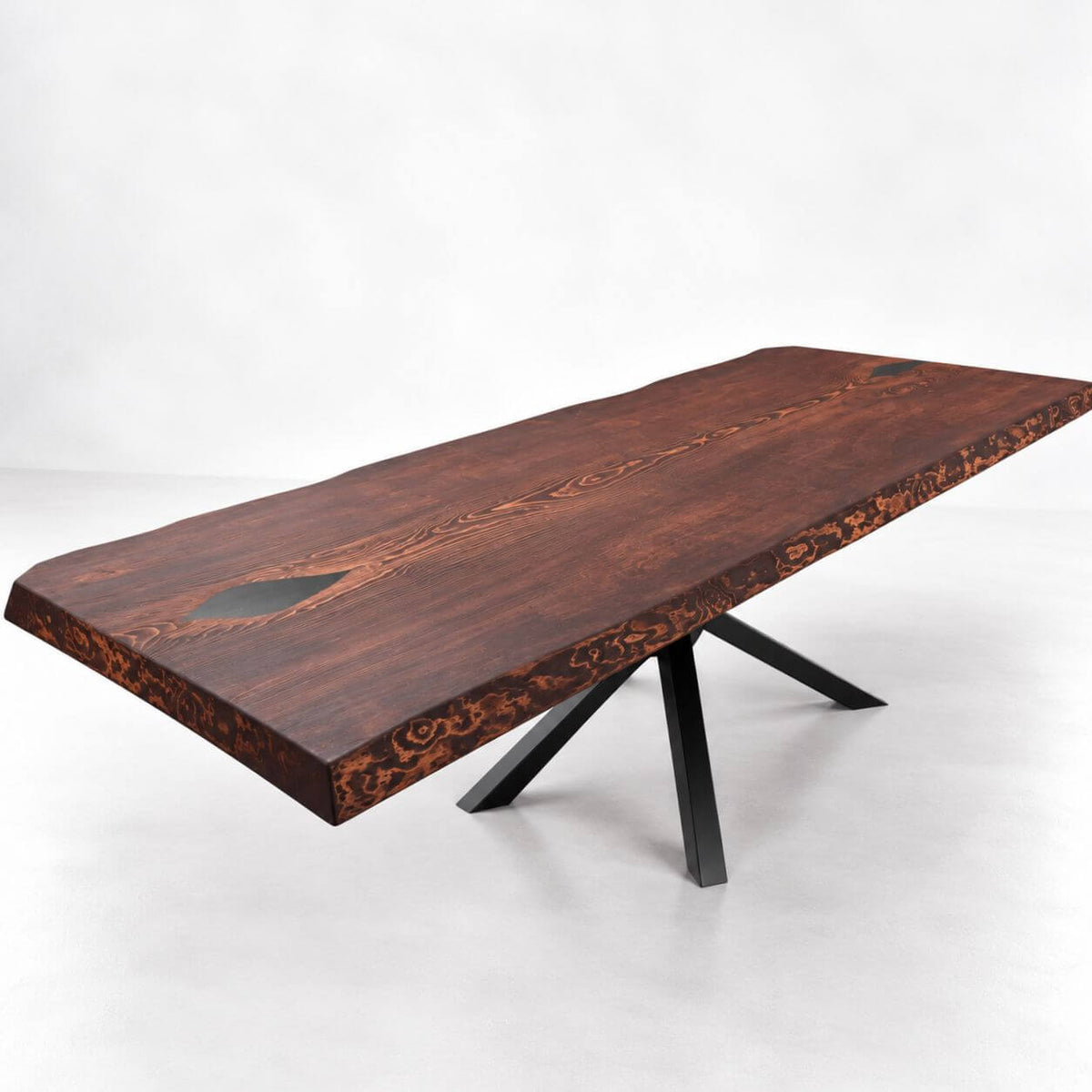 Plankebord i mørkebrun fyr 300 cm med kraftig bordplade og rustikt design