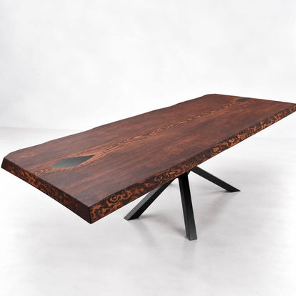 Plankebord i mørkebrun fyr 300 cm med kraftig bordplade og rustikt design