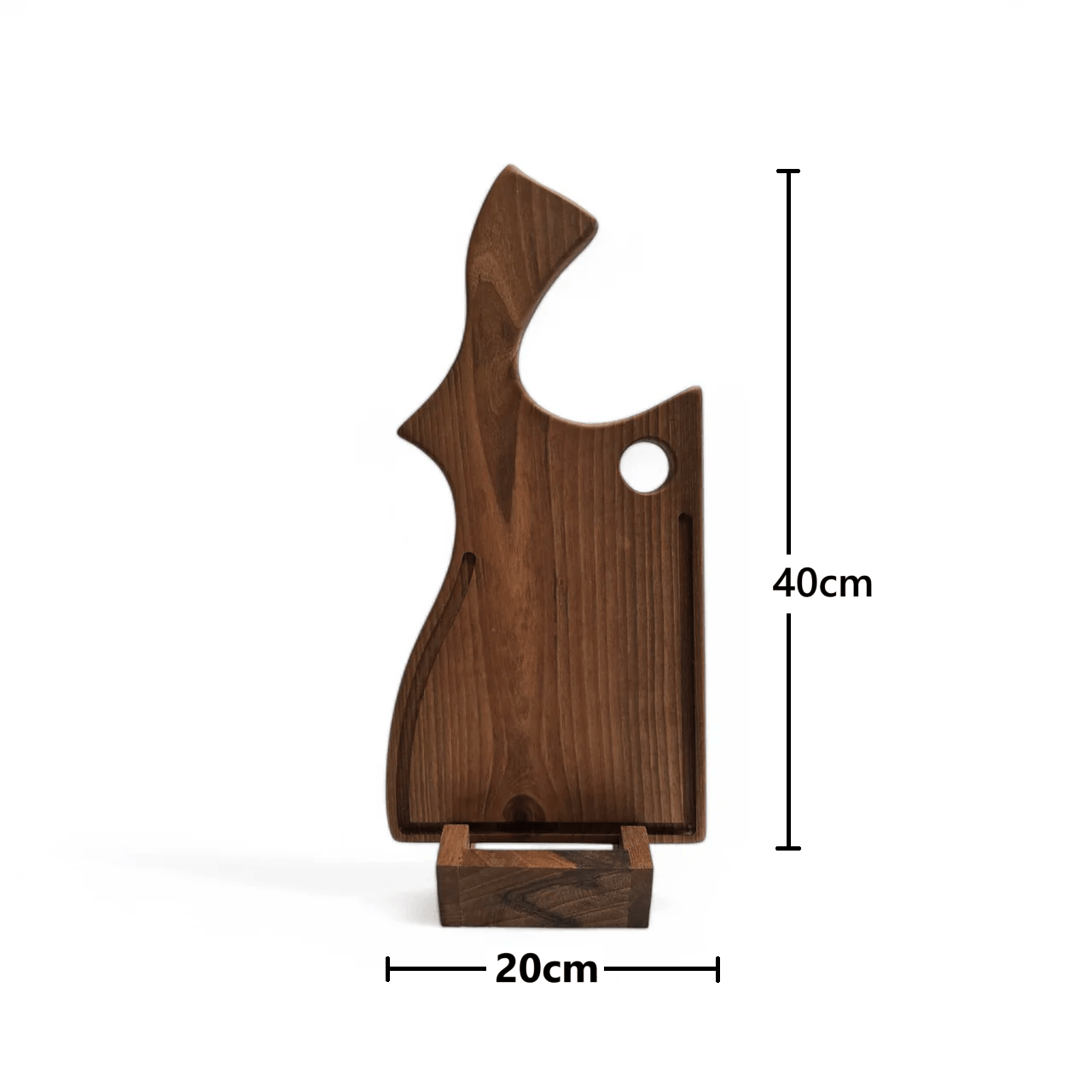 Skærebræt i massiv valnød med integreret håndtag fra Træverden. Funktionelt og elegant design.
