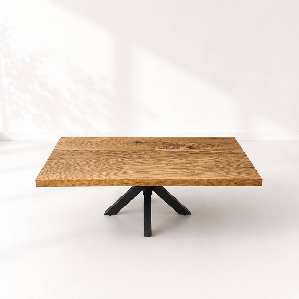Frontbillede af håndlavet sofabord i massiv egetræ 140×80 cm.