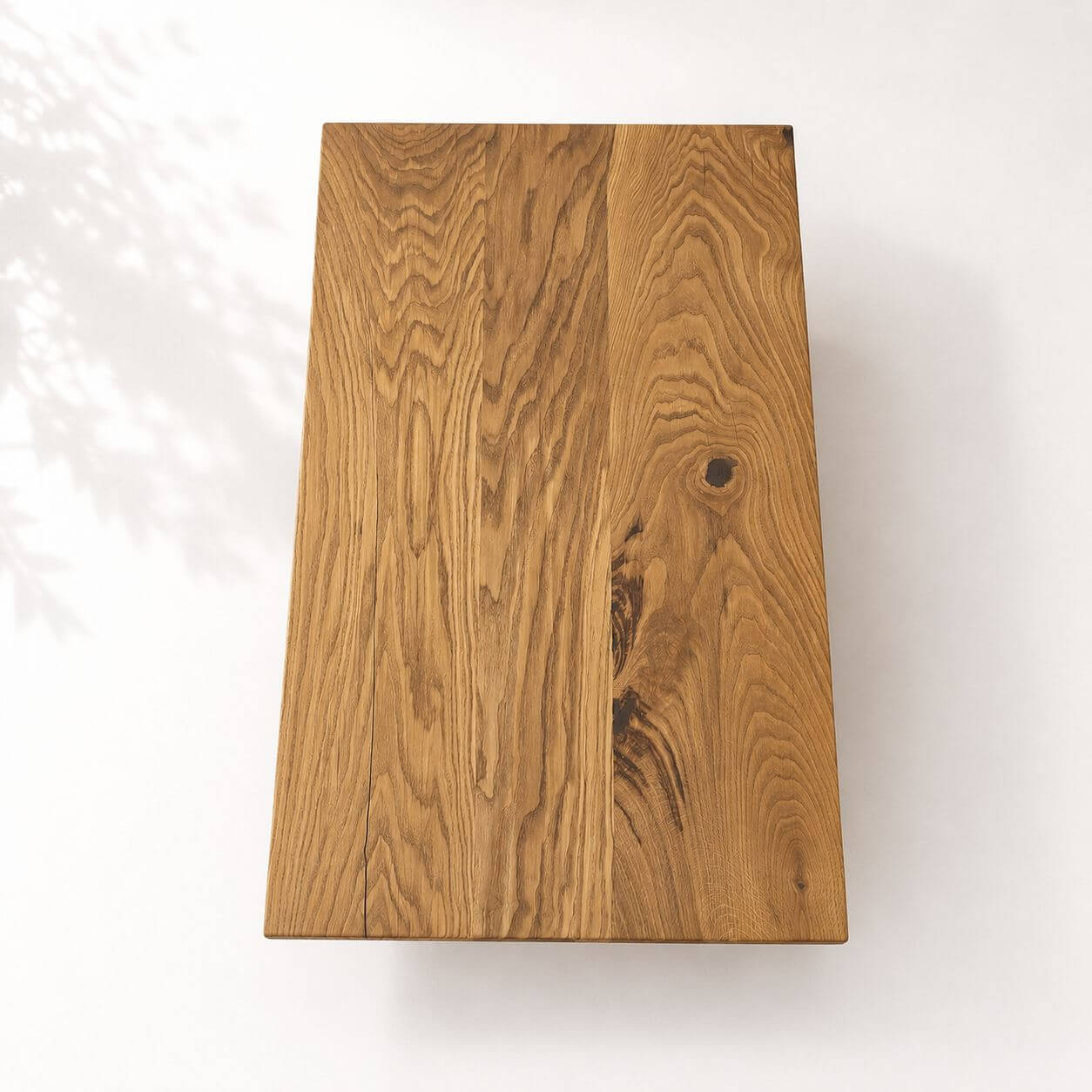 Topbillede af sofabord i massiv egetræ 140×80 cm.