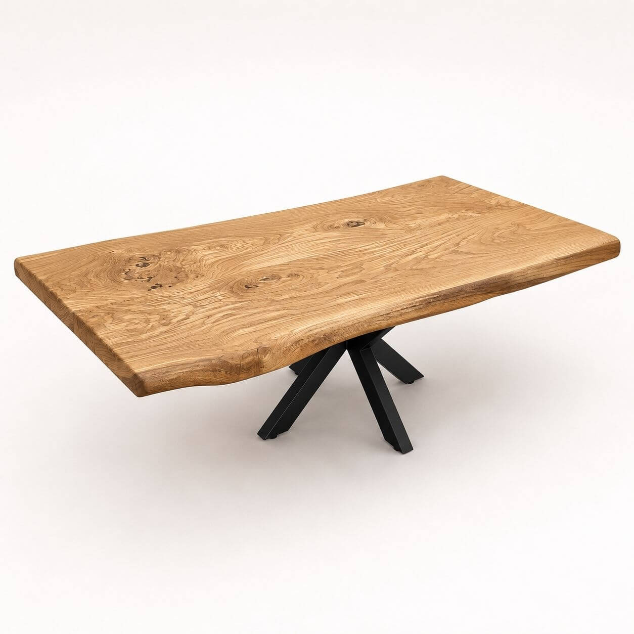 Sofabord i massiv egetræ 150×80 cm med naturkant og sort krydsstel på lys studiebaggrund.