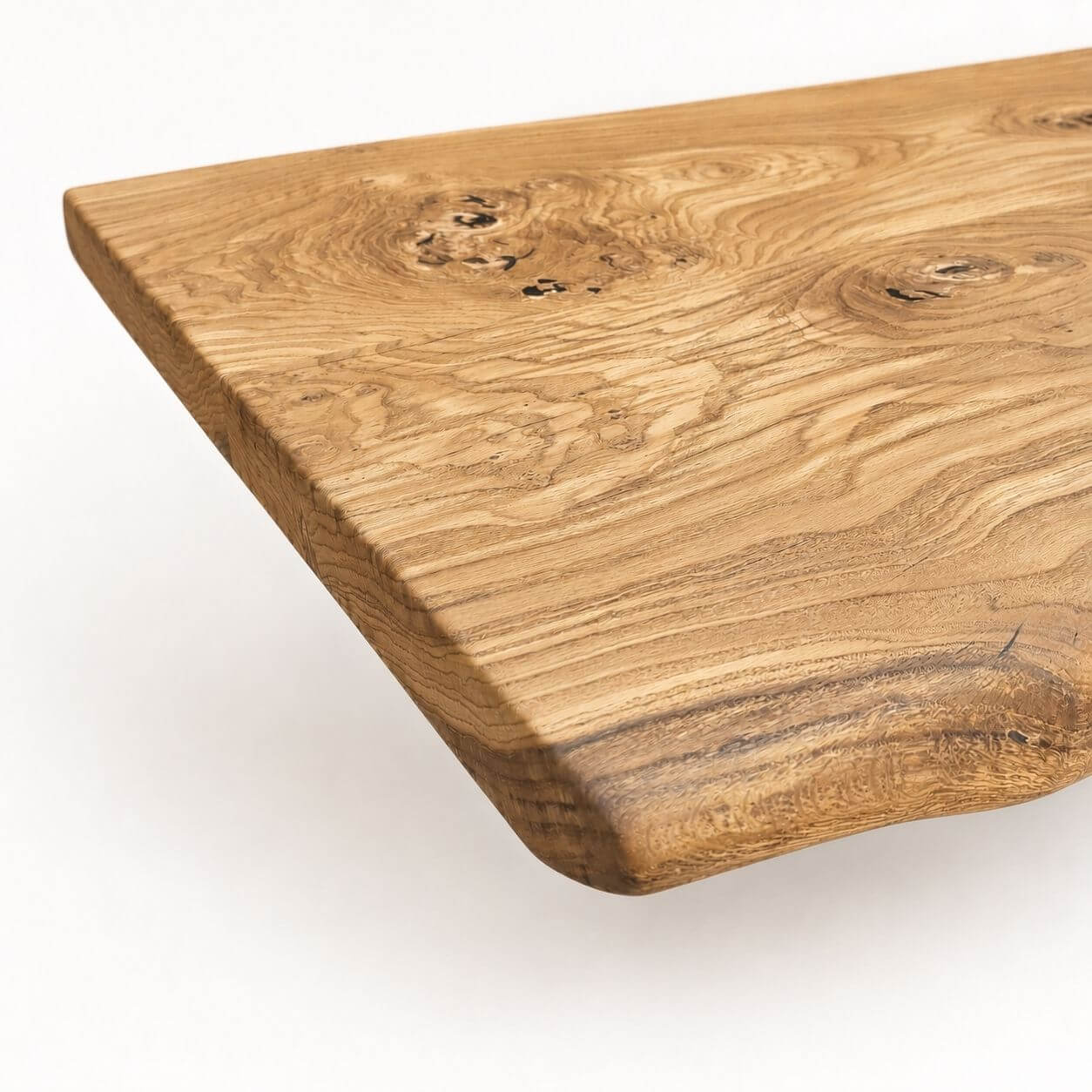 Live edge detalje på håndlavet sofabord i massiv europæisk egetræ.