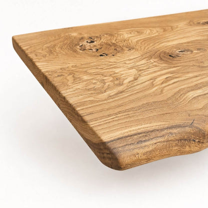 Live edge detalje på håndlavet sofabord i massiv europæisk egetræ.